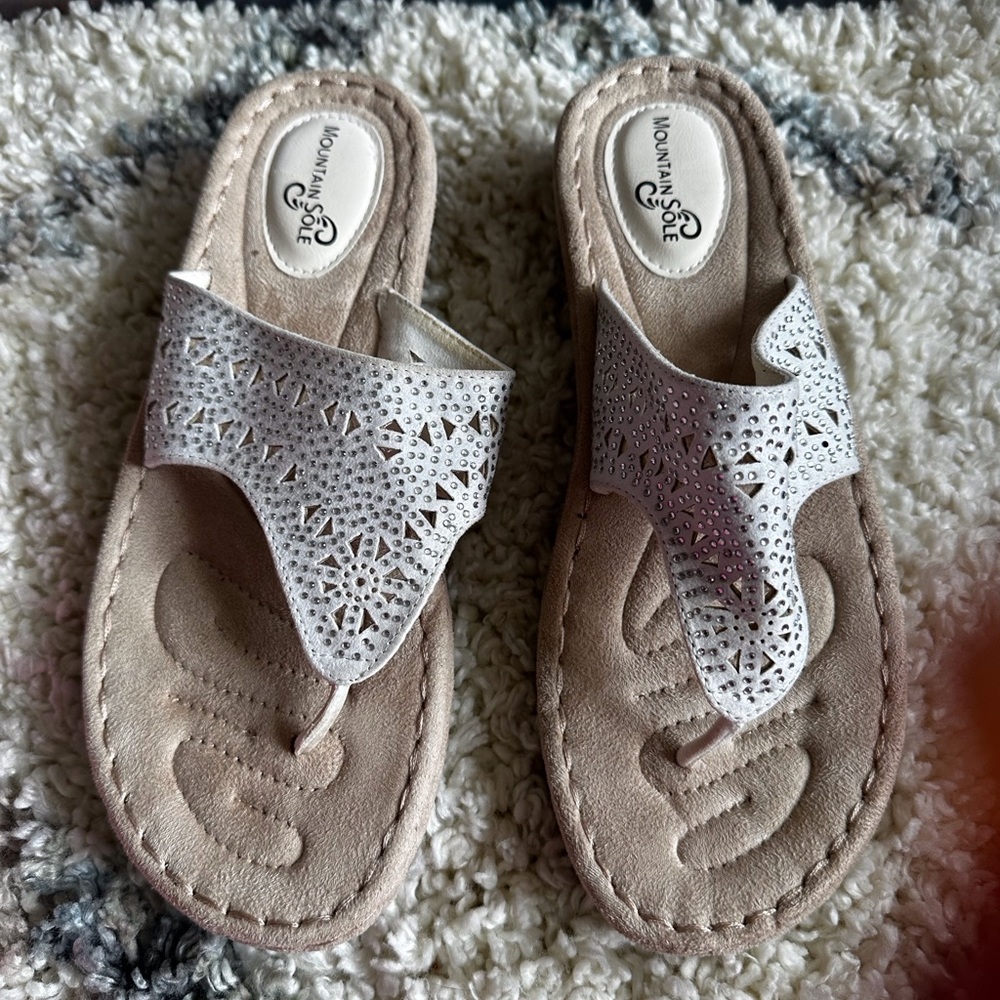 Mountain Sole White Leather Cut Out Slip-On Wedge Sandals Womens Size 8.5